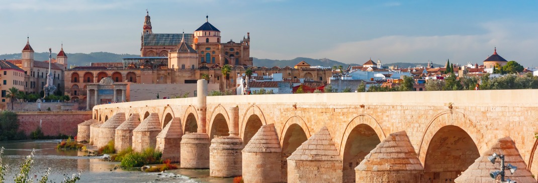 Blick über Córdobas Brücke mit Moschee